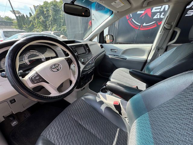 2012 Toyota Sienna Image 13