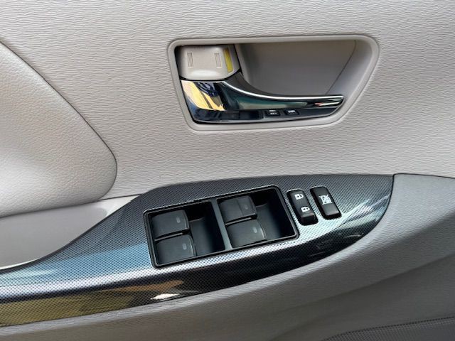2012 Toyota Sienna Image 14