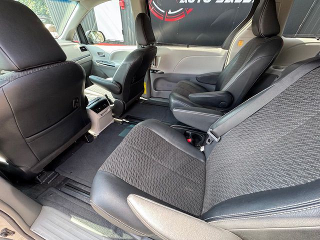 2012 Toyota Sienna Image 15