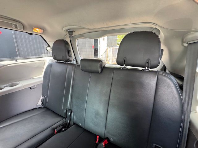 2012 Toyota Sienna Image 17