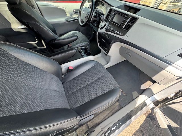 2012 Toyota Sienna Image 18
