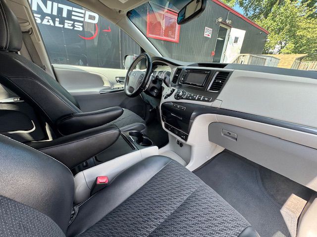2012 Toyota Sienna Image 19
