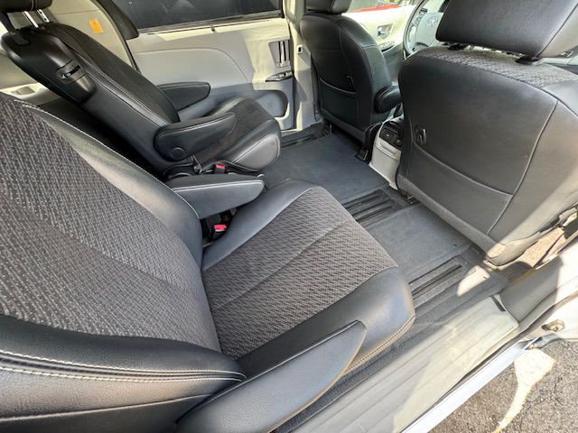 2012 Toyota Sienna Image 21