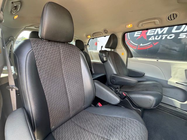 2012 Toyota Sienna Image 22
