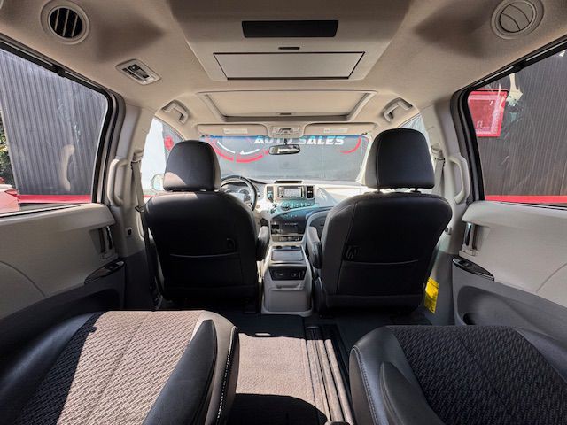 2012 Toyota Sienna Image 24