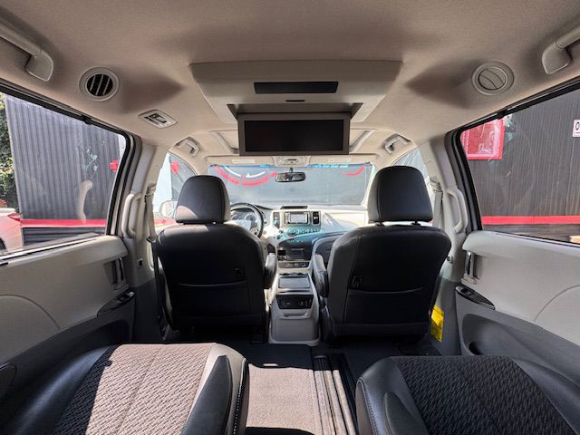 2012 Toyota Sienna Image 25