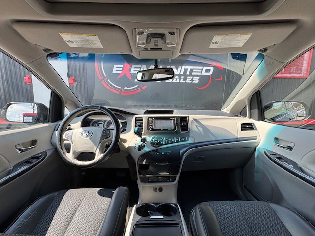 2012 Toyota Sienna Image 26