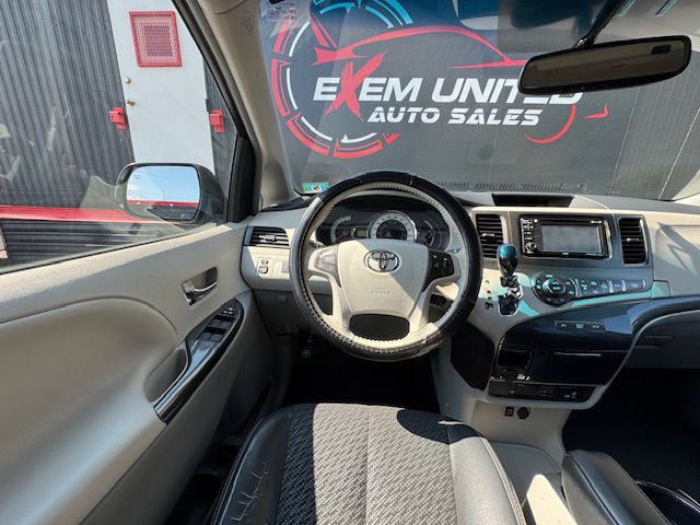 2012 Toyota Sienna Image 27
