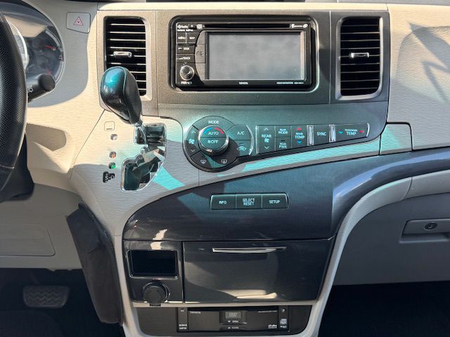 2012 Toyota Sienna Image 28