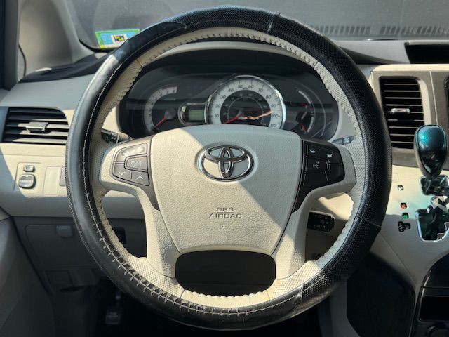2012 Toyota Sienna Image 29