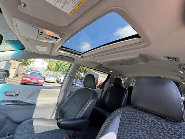 2012 Toyota Sienna Image 30