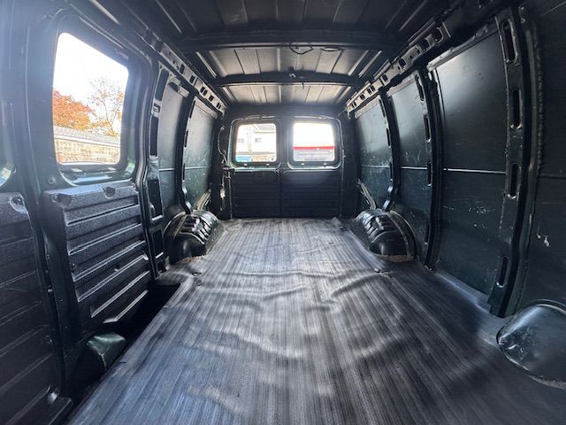 2016 GMC Savana Image 10