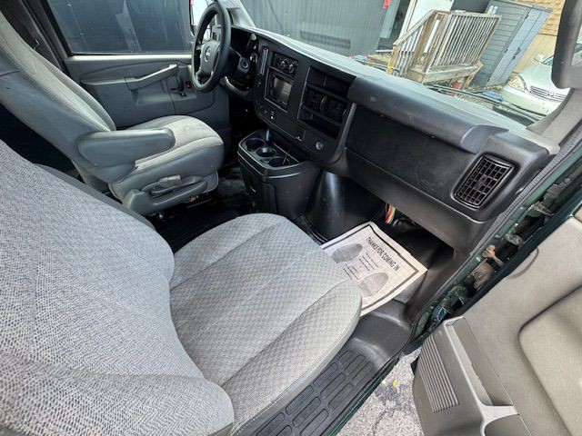 2016 GMC Savana Image 17