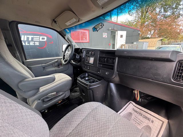 2016 GMC Savana Image 18