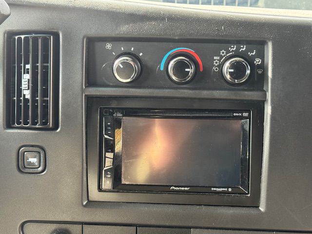 2016 GMC Savana Image 27