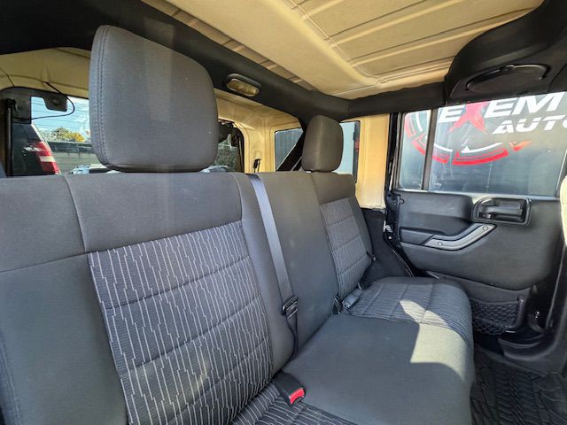 2012 Jeep Wrangler Unlimited Image 21