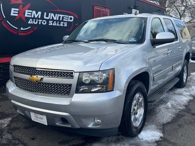 2013 Chevrolet Suburban Image 2
