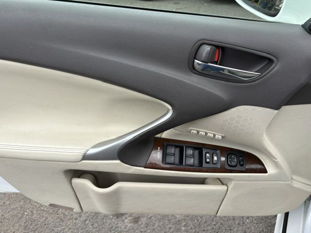 2011 Lexus IS Image 13