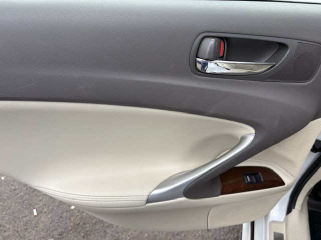 2011 Lexus IS Image 16