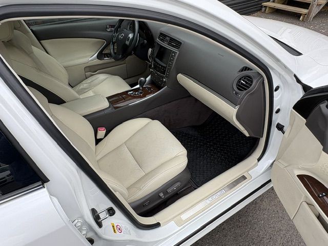 2011 Lexus IS Image 17