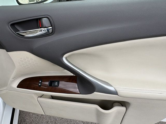 2011 Lexus IS Image 19