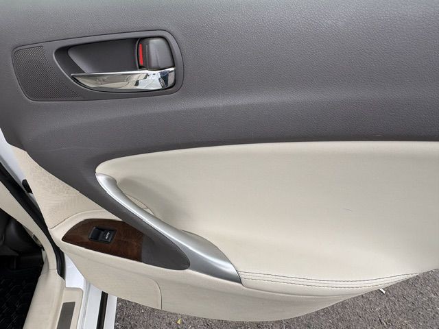 2011 Lexus IS Image 22