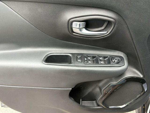 2016 Jeep Renegade Image 13
