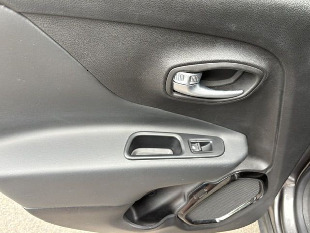 2016 Jeep Renegade Image 16