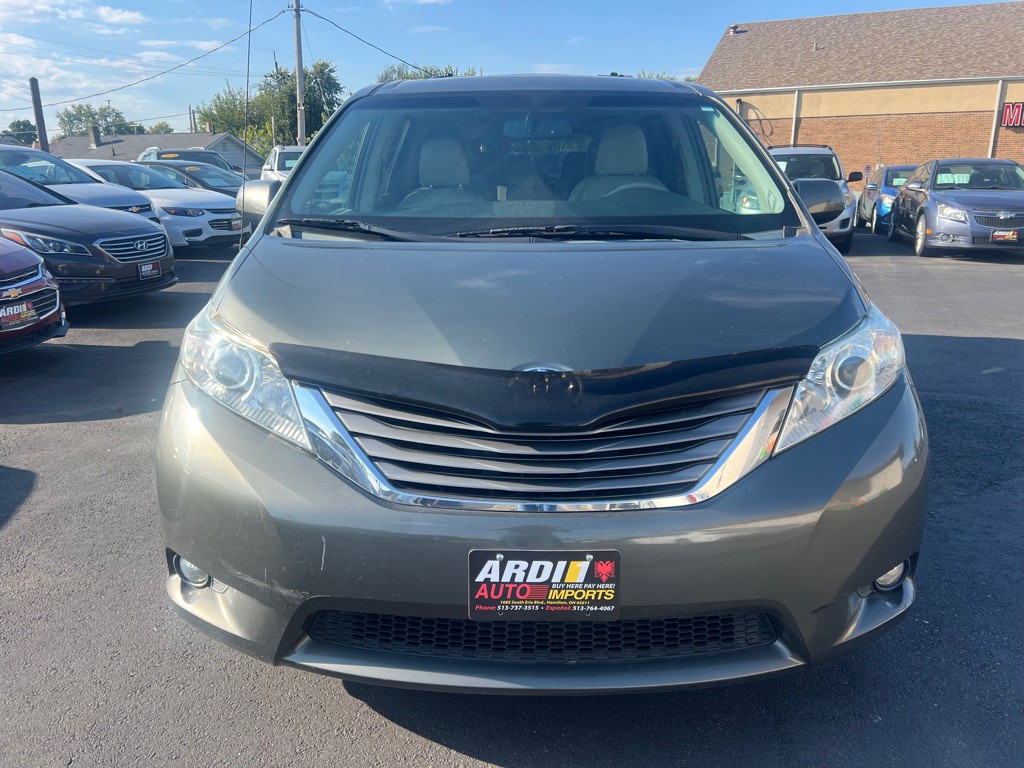 2012 Toyota Sienna Image 1