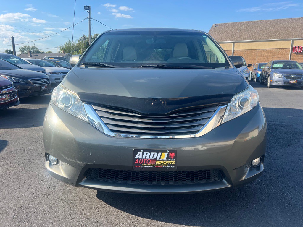 2012 Toyota Sienna Image 2