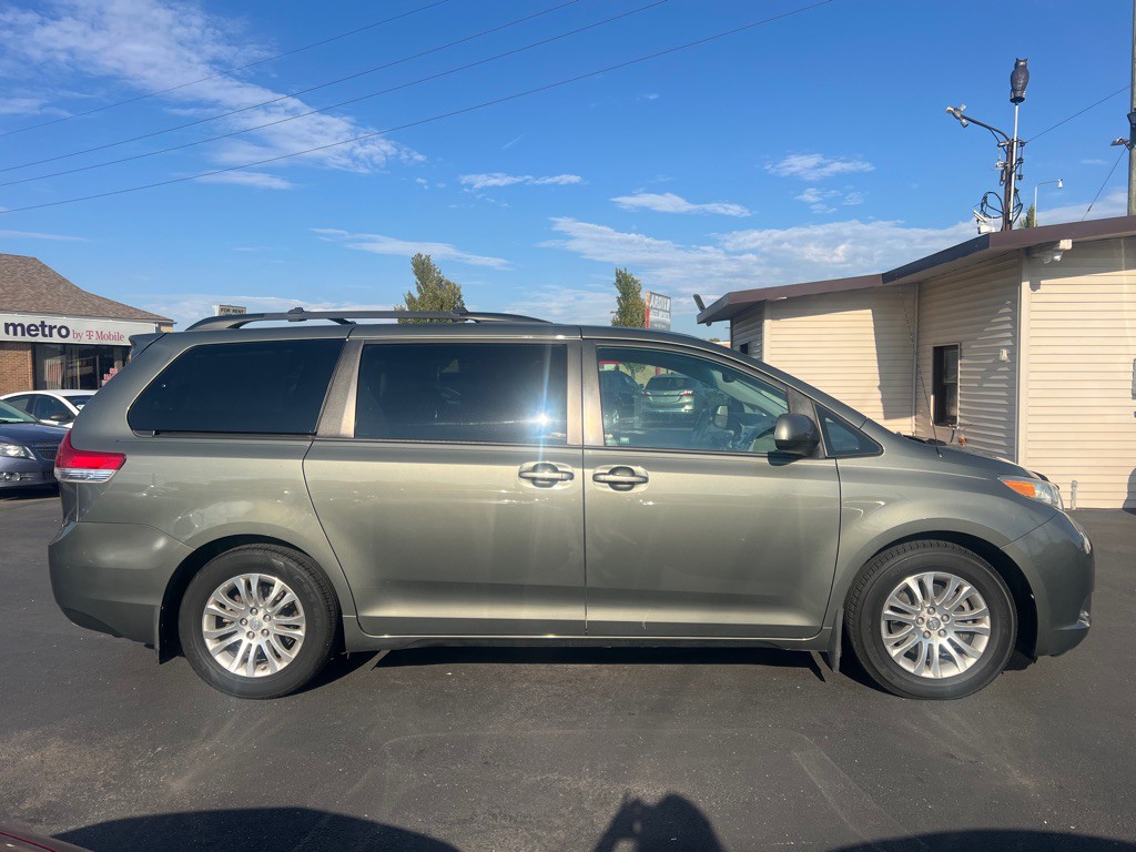 2012 Toyota Sienna Image 5