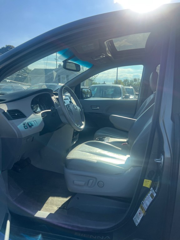 2012 Toyota Sienna Image 6
