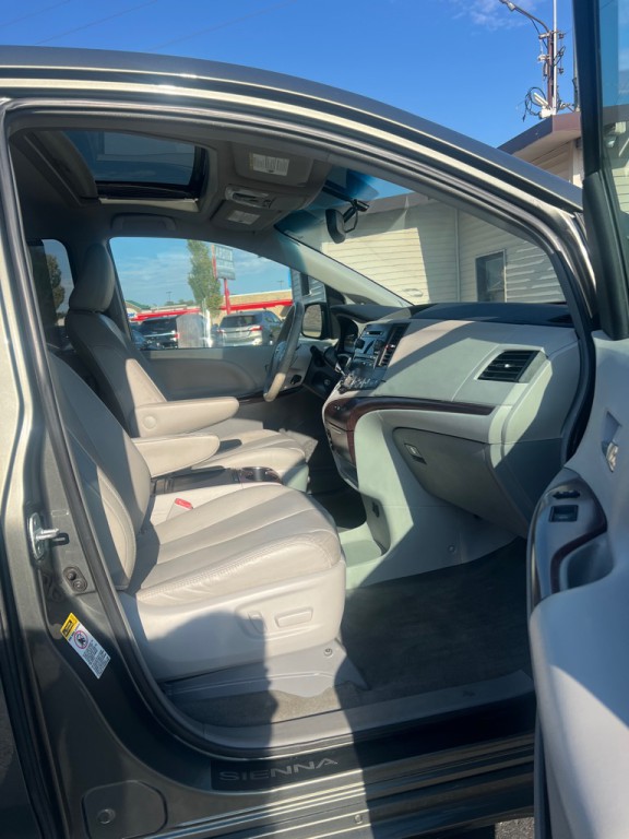 2012 Toyota Sienna Image 7