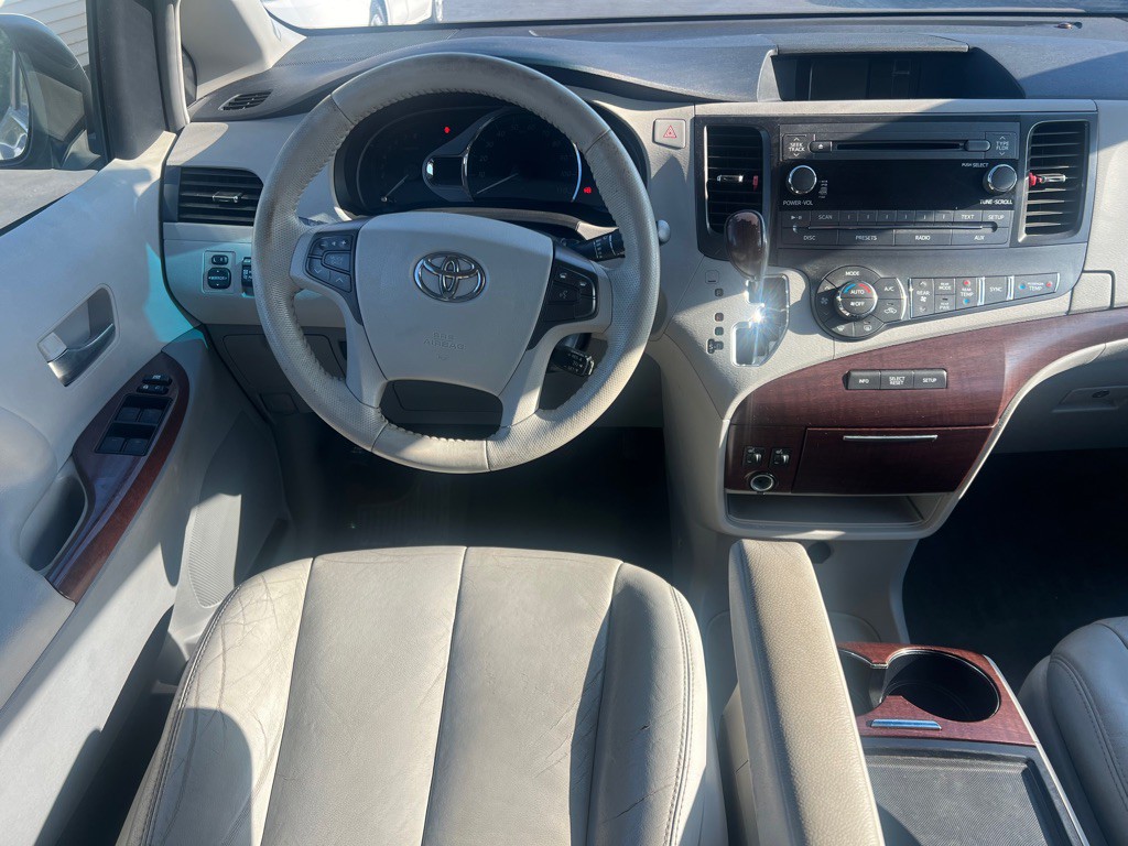 2012 Toyota Sienna Image 9