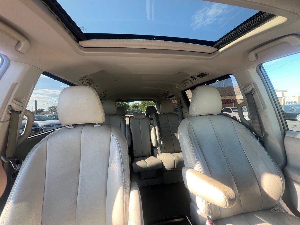 2012 Toyota Sienna Image 10
