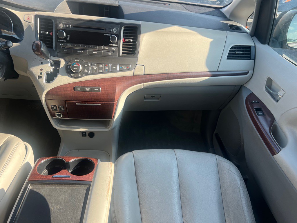 2012 Toyota Sienna Image 11