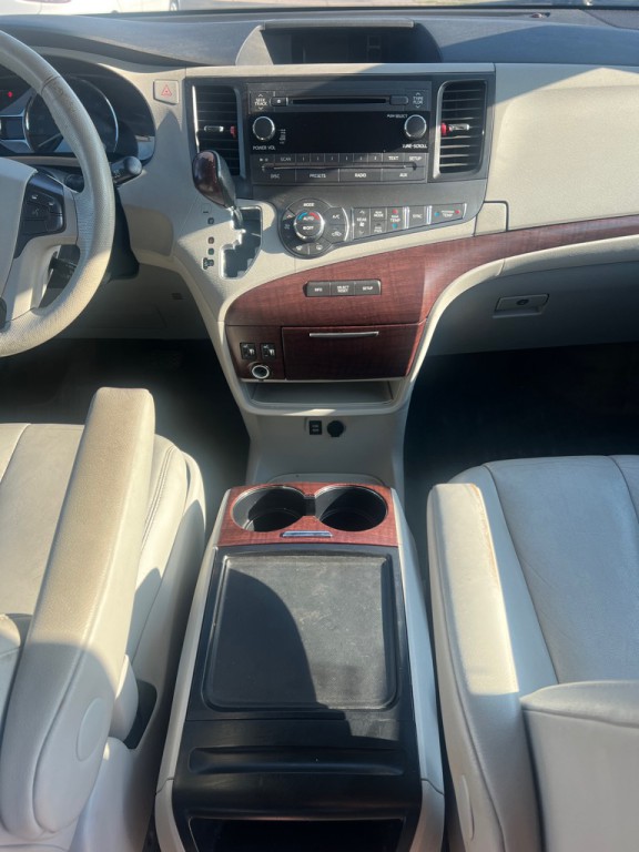 2012 Toyota Sienna Image 12