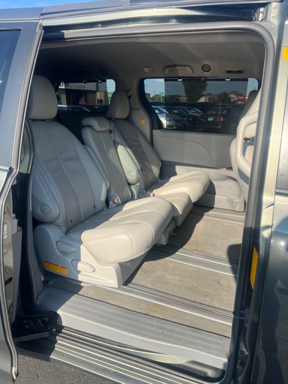 2012 Toyota Sienna Image 13