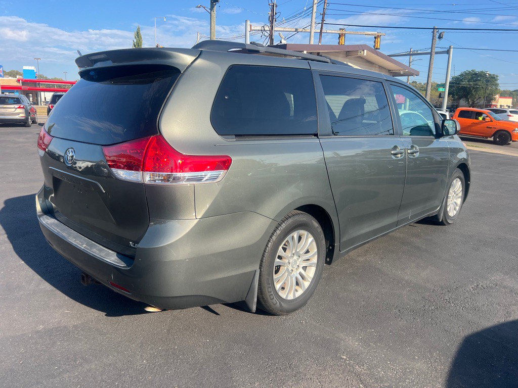 2012 Toyota Sienna Image 14