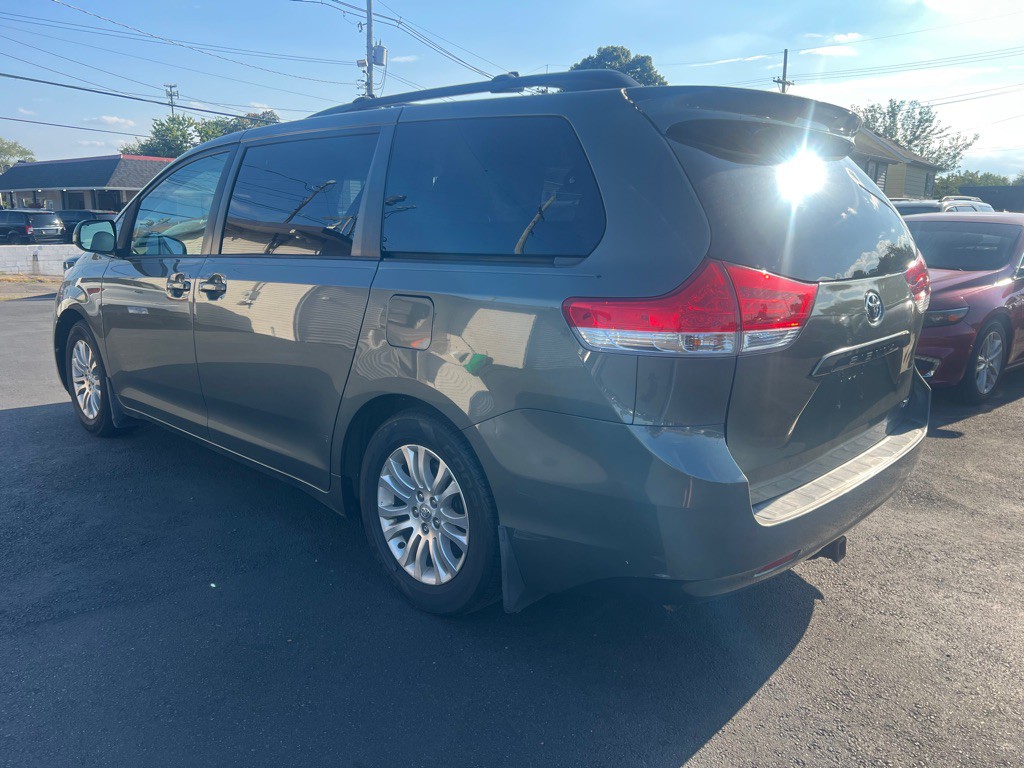 2012 Toyota Sienna Image 15