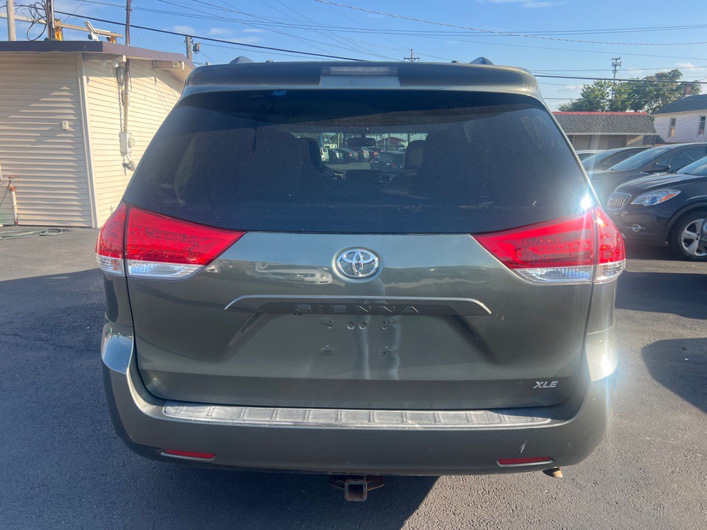 2012 Toyota Sienna Image 16