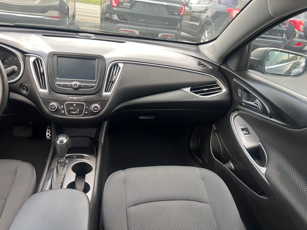 2017 Chevrolet Malibu Image 8
