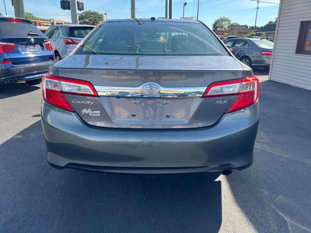 2014 Toyota Camry Image 17