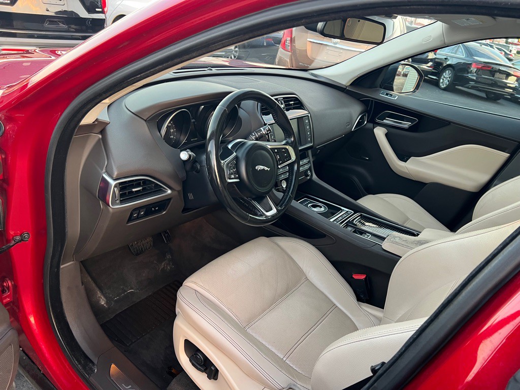 2018 Jaguar F-PACE Image 9