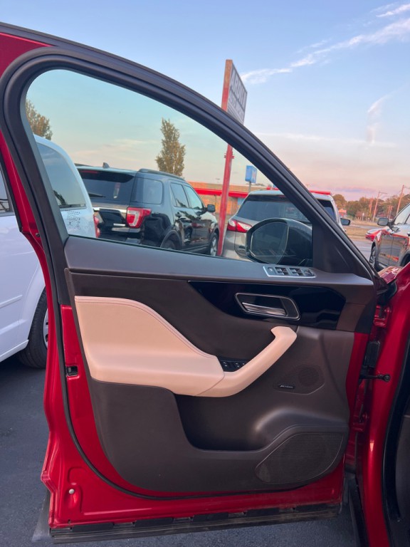 2018 Jaguar F-PACE Image 11