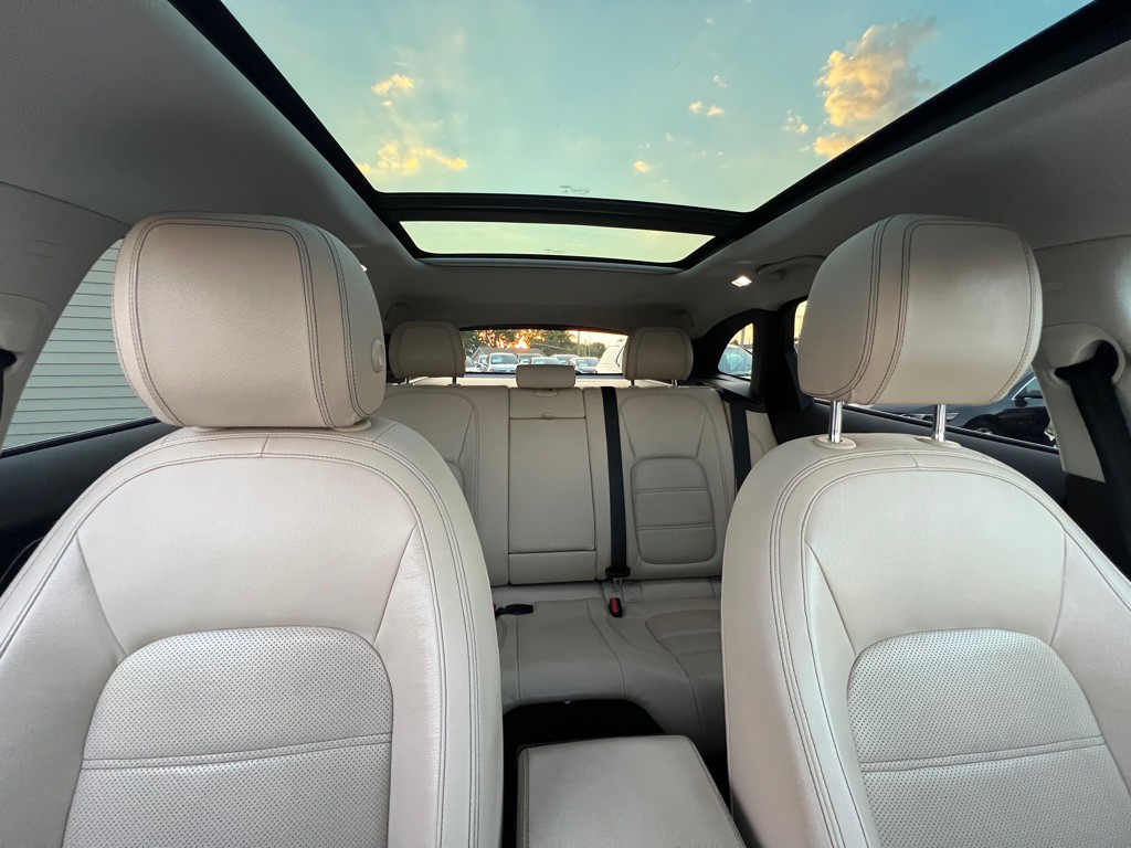 2018 Jaguar F-PACE Image 16