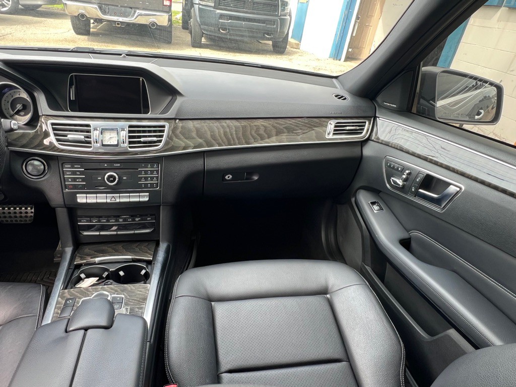 2016 Mercedes-Benz E-Class Image 9