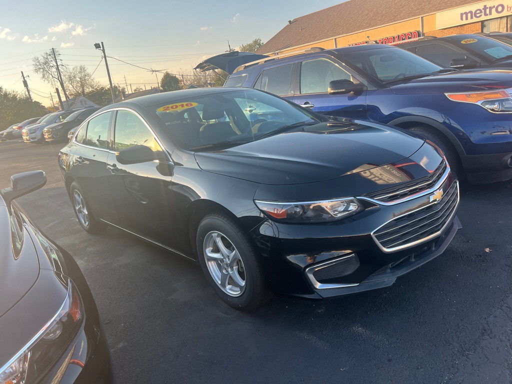 2016 Chevrolet Malibu Image 2
