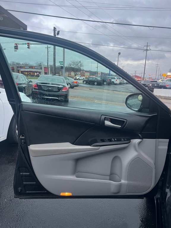 2013 Toyota Camry Image 9