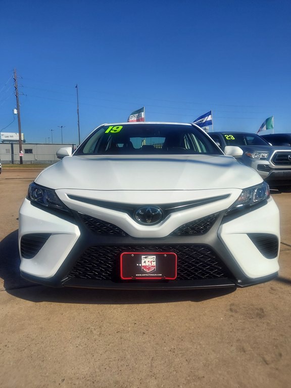 2019 Toyota Camry Image 2